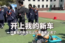 义卖活动现场社恐..#晒晒越养越上头的人类幼崽 #人类幼崽的神操作 #社交牛逼症 #舞台无处不在#尿不湿蹦蹦视频封面