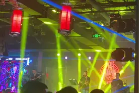 反正也赚不到钱，不如出去玩吧#乡音livehouse #音乐现场视频封面