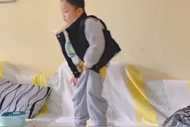 #我家的小暖男正在渐渐长大  今天总是来不及上厕所，尿裤子里视频封面