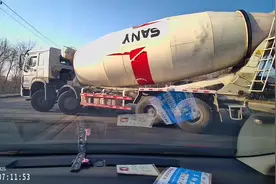 单手掉头打电话不看后视镜#道路千万条安全第一条视频封面