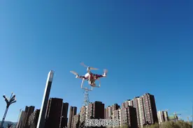 航拍挣钱利器，精灵4的优点在于他的飞行稳定性和跟手的操作度视频封面