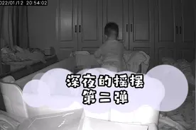 大哥给自己定了个闹钟，晚上九点醒来准时摇摆视频封面