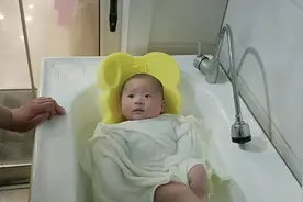 糙汉妈妈带宝宝洗澡，宝宝紧张害怕，要妈妈陪在身边才不哭视频封面