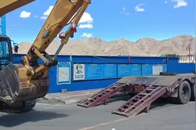 装挖掘机走沥青路面，路面压坏了，赔偿。。项目部是不让走了视频封面