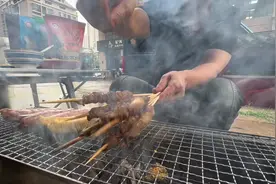丈母娘说下雨天必须吃雪糕吃烧烤，主打的就是和别人不一样😂视频封面