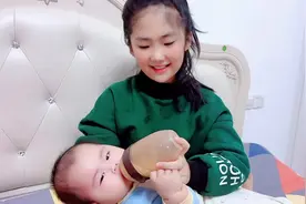 姐姐现在看弟弟的眼神儿变了？😅#人类幼崽成长记 #姐弟日常视频封面