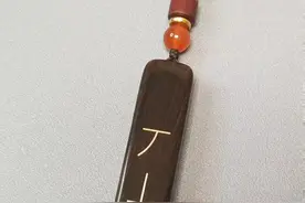 丆丄 读作:mo shang，谐音:陌上。 陌上花开，可缓缓归矣。视频封面