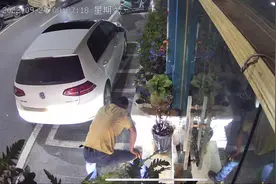 喝醉酒了控制不住吐门口，扯叶子擦鞋，踩在呕吐物上撒尿都忍了视频封面
