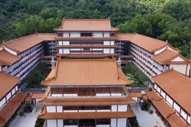 普陀寺坐落于凤凰山麓，乃观音菩萨应化道场，前身为怀庵古寺视频封面