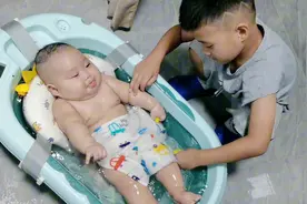 超有爱的画面哥哥给弟弟洗澡澡#人类幼崽 #一起长大一起玩耍视频封面