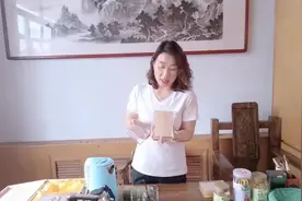 小蜜蜂姐姐教你怎么吃蜂巢蜜 #蜂巢蜜嚼着吃 #我为家乡农产品代言视频封面