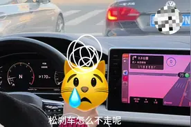 看看新手女司机等红绿灯的时候都在干什么……