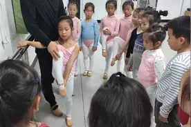 #舞蹈课堂随拍 教女儿基本功的胡老师，上课是非常凶也很严格的视频封面