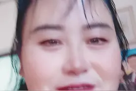 抖音功能改版了，跟别人合唱的时候，不知道按哪个键是不进声音。视频封面