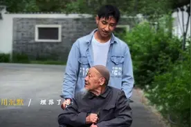 晚年的时光 短暂而又热烈 陪着爷爷走在夏日的午后 闻着花香视频封面