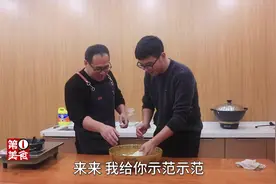 阿飞在家做大盘鸡烩面，手把手教小猪和面技巧，小猪这架势真好笑视频封面