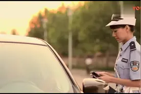 影视：小伙为了追女交警，多次故意违章，最终感动女神抱得美人归视频封面