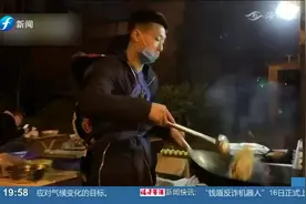 奶爸背娃深夜卖炒饭，照片温暖无数人的心，背后故事却令人心酸视频封面