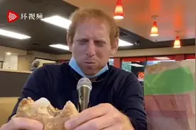 距离“杀手”！美博主尝试三倍洋葱汉堡：让人口气刺鼻远离彼此视频封面