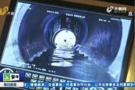 为疏通济南城区“下水道”，潜水员潜入3米深污水，跪地徒手清理视频封面