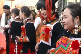 彝族姑娘出嫁伴娘伴郎拿出二维码，是要新郎扫码发红包啊视频封面