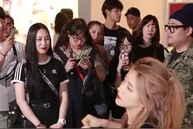 美女街头热舞  看的人还不少视频封面