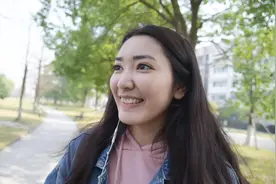 这位哈萨克斯坦的女生，表示最不能忍受男朋友生气，暴脾气受不了视频封面