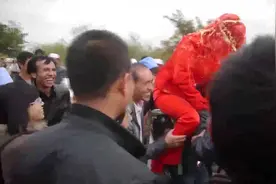 回族接亲规矩独特，接亲必须要不认识的男性背新娘|行走的筷子视频封面