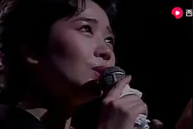 伍代夏子倾情演唱《雨中等待》视频封面
