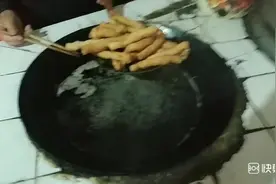 清明节去亲戚家上坟，为什么炸这么多油条，有什么讲究视频封面