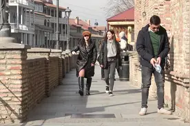 在公共场合撒尿恶作剧，老弟真调皮视频封面