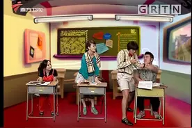 奇葩老师发现学生带手机进教室，竟然还在班级群里发红包？视频封面