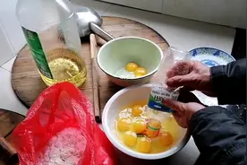 用10个鸡蛋制作网红蛋糕，蛋清没打发，看看做出来的蛋糕的怎么样视频封面