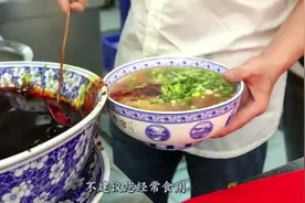都说拉面里都加了蓬灰，蓬灰是什么，现在告诉你实情