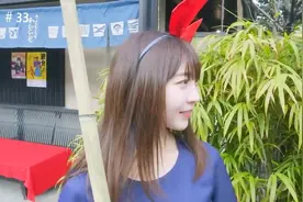 日本女子大学生小姐姐穿着黑色の过膝袜在街头奔跑嗷视频封面