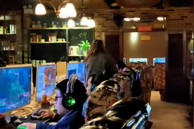 结婚的男人还沉迷游戏 老婆到网吧找人 打起来 老婆重要还是游戏视频封面