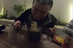 骑行伊朗：小伙骑车到达德黑兰，终于吃到一碗中国面条中国榨菜！视频封面