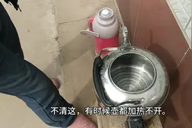 烧水壶用久了全是水垢，农村小伙用这个小诀窍，自然清除太简单了视频封面
