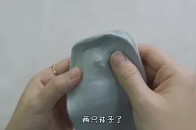 新袜子上有两个“开关”，两秒就能解开袜子上的连接线，简单实用