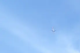 什么情况？天空频频传来响声，实拍到好多飞机，最后一架飞得很底视频封面