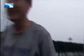 司机高速上用水桶充当三角警示牌 高警：起不到警示作用还影响安全图片