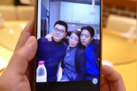 许妈妈展示与亲子的“全家福”幸福满满 如今两家变一家大爱无疆视频封面