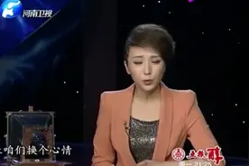 七旬大爷酷爱穿裙子，每天短裙上街购物，身材比女孩都苗条！视频封面
