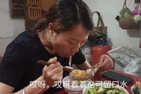 胖妞炖了一只自家养的土鸡，看着弟媳啃着肉，减肥路上的绊脚石