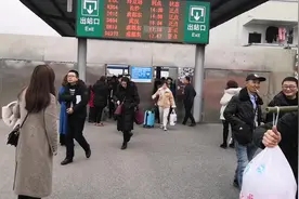 过年返乡潮开始了哟！小姨也从新疆回来了，车站人好多！视频封面