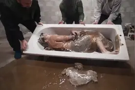 歪果仁挑战用胶水泡澡！身体被粘在浴缸里！作死界数你第一！视频封面