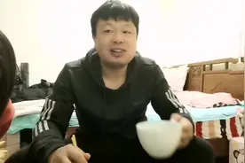 一边喝酒一边唱歌，模仿郭德纲不成功，猜最后小强模仿了谁？视频封面