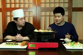 《奔跑的美食君》——生吃三文鱼片四处可见，大厨教你烹饪三文鱼视频封面
