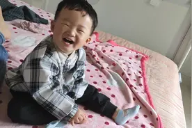宝宝自觉臭脚丫美味无比，非要小狗闻，看狗表情就知道有多臭！视频封面