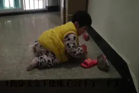 刚满周岁的宝宝下楼梯正确打开方式.早上起床后，自己下楼，欣慰
